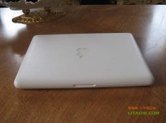 純潔的白色二手蘋(píng)果macbook使用15天后發(fā)圖