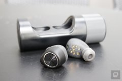 蘋果最近的macbook air購(gòu)機(jī)與摩托羅拉耳機(jī)聯(lián)合搞活動(dòng)無(wú)線藍(lán)牙傳